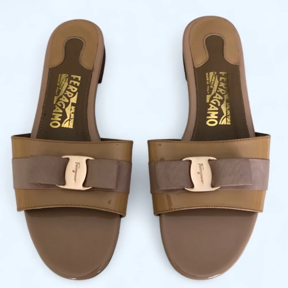 Salvatore Ferragamo Brown Patent Vara Bow Flat Slide Sandals size 8 - Picture 2 of 9